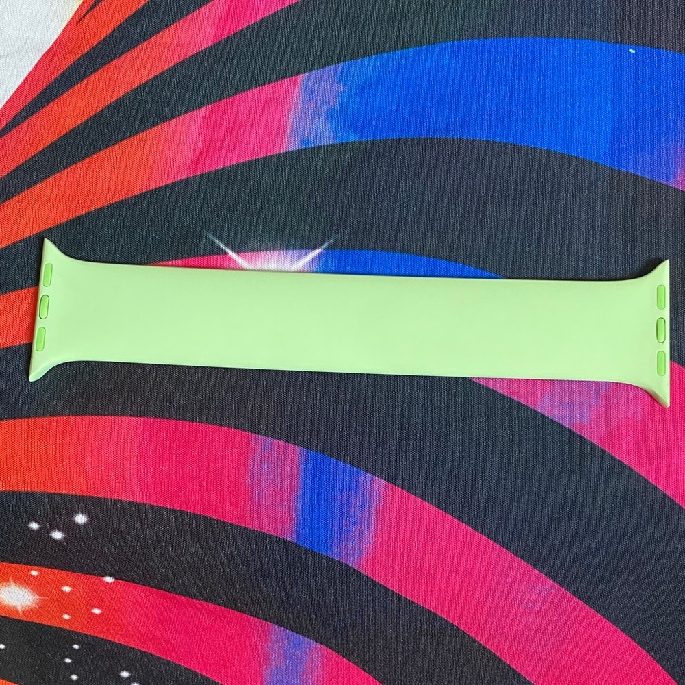 Apple Watch Solo Loop Band - Sprout Green - Size 4, 41mm - Picture 4 of 5